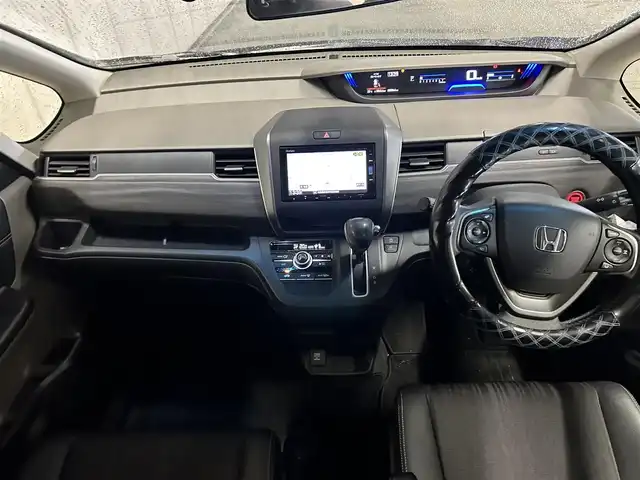 ホンダ フリード G ホンダセンシング 長崎県 2017(平29)年 8.6万km コバルトブルーパール 禁煙車/純正１５インチAW/純正SDナビ/(BT/DVD/CD/USB/SD/iPod/AUX)/フルセグテレビ/ドライブレコーダー/バックカメラ/ETC/レーンキープアシスト/プッシュスタート/純正LEDヘッドライト/オートライト/ウォークスルー/三列シート/両側パワスラ/フロアマット