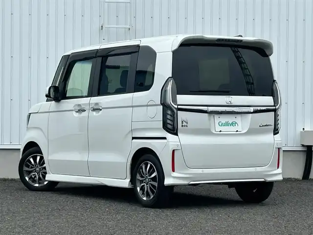 ホンダ Ｎ ＢＯＸ カスタム L 熊本県 2022(令4)年 1.9万km プラチナホワイトパール 社外ディスプレイオーディオ（ＦＨ－８５００ＤＶＳ）　/・AM/FM/CD/DVD/BT/AUX/・バックカメラ/ホンダセンシング/・先行車発進お知らせ機能/・標識認識機能/・車線逸脱警報/・アダプティブクルーズコントロール　/・衝突被害軽減ブレーキ/・オートハイビーム/・クリアランスソナー/ＥＴＣ　　/D/N席シートヒーター　/革巻きステアリング/・ステアリングリモコン/電動サイドブレーキ/・ホールドボタン/LEDヘッドライト/・フォグランプ/・ヘッドライトレベライザー/電動格納ミラー/・ウィンカーミラー/ドアバイザー/片側パワースライドドア/純正アルミホイール/スマートキー/・スペアキー