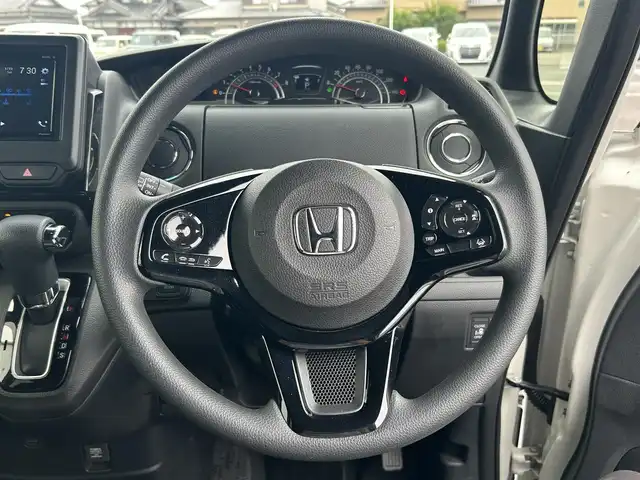 ホンダ Ｎ ＢＯＸ カスタム L 熊本県 2022(令4)年 1.9万km プラチナホワイトパール 社外ディスプレイオーディオ（ＦＨ－８５００ＤＶＳ）　/・AM/FM/CD/DVD/BT/AUX/・バックカメラ/ホンダセンシング/・先行車発進お知らせ機能/・標識認識機能/・車線逸脱警報/・アダプティブクルーズコントロール　/・衝突被害軽減ブレーキ/・オートハイビーム/・クリアランスソナー/ＥＴＣ　　/D/N席シートヒーター　/革巻きステアリング/・ステアリングリモコン/電動サイドブレーキ/・ホールドボタン/LEDヘッドライト/・フォグランプ/・ヘッドライトレベライザー/電動格納ミラー/・ウィンカーミラー/ドアバイザー/片側パワースライドドア/純正アルミホイール/スマートキー/・スペアキー