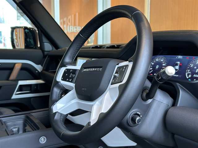 ランドローバー ランドローバー ディフェンダー 110SE 宮城県 2021(令3)年 0.8万km パール エアサスペンションパック/MERIDIANサウンドシステム/アダプティブクルーズコントロール/レーンキープアシスト/ブラインドスポットモニター/リヤトラフィックモニター/純正ナビゲーションシステム/全方位カメラ/ハーフレザーシート/シートヒーター/メモリ機能付きパワーシート/純正20インチAW/サイドステップ/液晶メーターパネル/デジタルインナーミラー/LEDヘッドライト/オートマチックハイビーム/純正オーバーフェンダー/背面タイヤカバー/社外マフラーカッター/社外フューエルカバー/ET2.0車載器/ドライブレコーダー/GPSレーダー