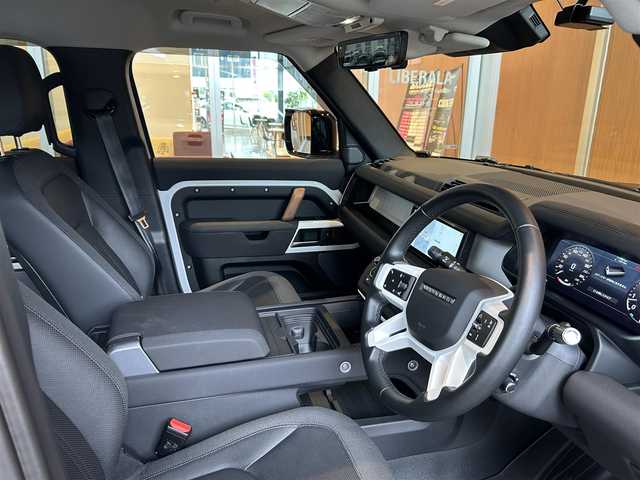 ランドローバー ランドローバー ディフェンダー 110SE 宮城県 2021(令3)年 0.8万km パール エアサスペンションパック/MERIDIANサウンドシステム/アダプティブクルーズコントロール/レーンキープアシスト/ブラインドスポットモニター/リヤトラフィックモニター/純正ナビゲーションシステム/全方位カメラ/ハーフレザーシート/シートヒーター/メモリ機能付きパワーシート/純正20インチAW/サイドステップ/液晶メーターパネル/デジタルインナーミラー/LEDヘッドライト/オートマチックハイビーム/純正オーバーフェンダー/背面タイヤカバー/社外マフラーカッター/社外フューエルカバー/ET2.0車載器/ドライブレコーダー/GPSレーダー