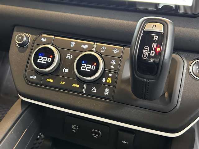 ランドローバー ランドローバー ディフェンダー 110SE 宮城県 2021(令3)年 0.8万km パール エアサスペンションパック/MERIDIANサウンドシステム/アダプティブクルーズコントロール/レーンキープアシスト/ブラインドスポットモニター/リヤトラフィックモニター/純正ナビゲーションシステム/全方位カメラ/ハーフレザーシート/シートヒーター/メモリ機能付きパワーシート/純正20インチAW/サイドステップ/液晶メーターパネル/デジタルインナーミラー/LEDヘッドライト/オートマチックハイビーム/純正オーバーフェンダー/背面タイヤカバー/社外マフラーカッター/社外フューエルカバー/ET2.0車載器/ドライブレコーダー/GPSレーダー