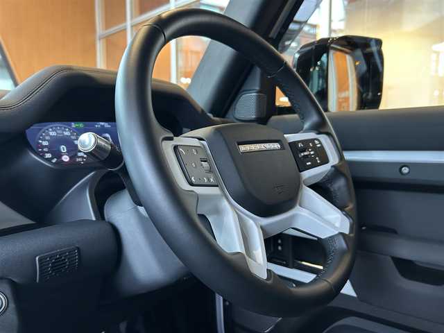 ランドローバー ランドローバー ディフェンダー 110SE 宮城県 2021(令3)年 0.8万km パール エアサスペンションパック/MERIDIANサウンドシステム/アダプティブクルーズコントロール/レーンキープアシスト/ブラインドスポットモニター/リヤトラフィックモニター/純正ナビゲーションシステム/全方位カメラ/ハーフレザーシート/シートヒーター/メモリ機能付きパワーシート/純正20インチAW/サイドステップ/液晶メーターパネル/デジタルインナーミラー/LEDヘッドライト/オートマチックハイビーム/純正オーバーフェンダー/背面タイヤカバー/社外マフラーカッター/社外フューエルカバー/ET2.0車載器/ドライブレコーダー/GPSレーダー