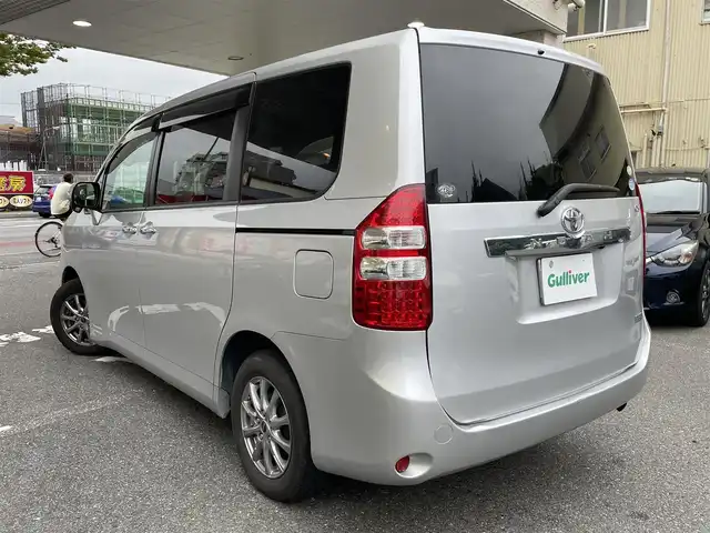 トヨタ ノア X スマートエディション 福岡県 2010(平22)年 9.7万km シルバーM パワースライドドア（両側）/ビルドインETC/オートライト/電格ミラー/社外アルミホイール/社外フロアマット/保証書/取扱説明書/プッシュスタート
