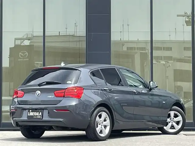 ＢＭＷ １１８ｄ スポーツ 石川県 2018(平30)年 5.2万km ミネラルグレー 純正メモリナビ/〈BT／AM／FM／DVD〉/レーンアシストキープ/ヘッドライトべライザー/オートマチックハイビーム/ステアリングスイッチ/クルーズコントロール/コーナーセンサー〈前後〉/アイドリングストップ/ビルトインETC/バックカメラ/シートヒーター/シートリフター/電核ミラー/ウィンカーミラー/フォグランプ