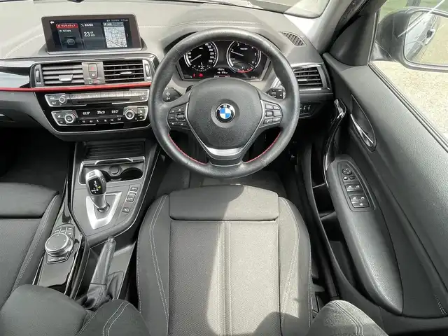ＢＭＷ １１８ｄ スポーツ 石川県 2018(平30)年 5.2万km ミネラルグレー 純正メモリナビ/〈BT／AM／FM／DVD〉/レーンアシストキープ/ヘッドライトべライザー/オートマチックハイビーム/ステアリングスイッチ/クルーズコントロール/コーナーセンサー〈前後〉/アイドリングストップ/ビルトインETC/バックカメラ/シートヒーター/シートリフター/電核ミラー/ウィンカーミラー/フォグランプ