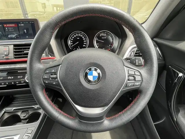 ＢＭＷ １１８ｄ スポーツ 石川県 2018(平30)年 5.2万km ミネラルグレー 純正メモリナビ/〈BT／AM／FM／DVD〉/レーンアシストキープ/ヘッドライトべライザー/オートマチックハイビーム/ステアリングスイッチ/クルーズコントロール/コーナーセンサー〈前後〉/アイドリングストップ/ビルトインETC/バックカメラ/シートヒーター/シートリフター/電核ミラー/ウィンカーミラー/フォグランプ