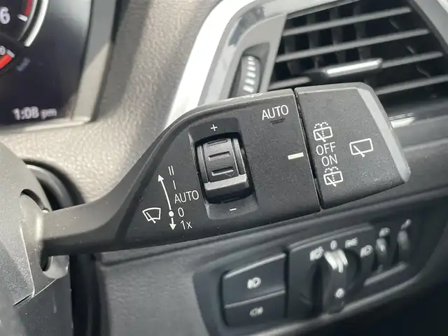 ＢＭＷ １１８ｄ スポーツ 石川県 2018(平30)年 5.2万km ミネラルグレー 純正メモリナビ/〈BT／AM／FM／DVD〉/レーンアシストキープ/ヘッドライトべライザー/オートマチックハイビーム/ステアリングスイッチ/クルーズコントロール/コーナーセンサー〈前後〉/アイドリングストップ/ビルトインETC/バックカメラ/シートヒーター/シートリフター/電核ミラー/ウィンカーミラー/フォグランプ