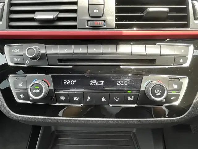 ＢＭＷ １１８ｄ スポーツ 石川県 2018(平30)年 5.2万km ミネラルグレー 純正メモリナビ/〈BT／AM／FM／DVD〉/レーンアシストキープ/ヘッドライトべライザー/オートマチックハイビーム/ステアリングスイッチ/クルーズコントロール/コーナーセンサー〈前後〉/アイドリングストップ/ビルトインETC/バックカメラ/シートヒーター/シートリフター/電核ミラー/ウィンカーミラー/フォグランプ