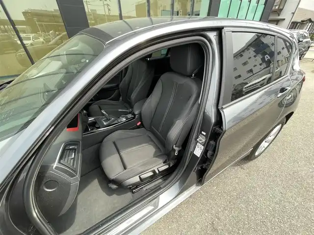 ＢＭＷ １１８ｄ スポーツ 石川県 2018(平30)年 5.2万km ミネラルグレー 純正メモリナビ/〈BT／AM／FM／DVD〉/レーンアシストキープ/ヘッドライトべライザー/オートマチックハイビーム/ステアリングスイッチ/クルーズコントロール/コーナーセンサー〈前後〉/アイドリングストップ/ビルトインETC/バックカメラ/シートヒーター/シートリフター/電核ミラー/ウィンカーミラー/フォグランプ