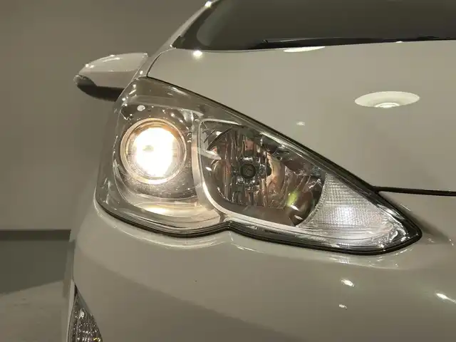 トヨタ アクア G 愛知県 2016(平28)年 9.2万km ライムホワイトパールクリスタルシャイン 純正ナビ【NSCP-W64】/衝突軽減ブレーキ/車線逸脱警報/クルーズコントロール/バックカメラ/アクセサリーソケット/オートハイビーム/電動格納ミラー/ＩＳＯＦＩＸ/純正フロアマット/スマートキースペアキー1本/ヘッドライト