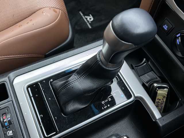 トヨタ ランドクルーザー プラド TX-L 70thアニバーサリーLTD 鹿児島県 2022(令4)年 1.4万km ホワイトパールクリスタルシャイン 純正ナビ/Bluetooth/DVD/エンジンスタートボタン/ワンオーナー/パワーステアリング/パワーウインドウ/4WD/アイドリングストップ/スマートキー/ETC2.0/全周囲車外カメラ/電動リアゲート/ドライブレコーダー/純正フロアマット/パワーシート/アルミホイール/ABS/横滑り防止装置/コーナーセンサー/レーンアシスト/盗難防止装置