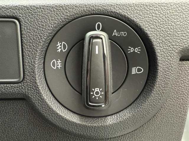 フォルクスワーゲン ＶＷ Ｔ－クロス TSI アクティブ 神奈川県 2023(令5)年 1.1万km ピュアホワイト ・純正ナビ　/・バックカメラ　/・ＥＴＣ２．０　/・Ｂｌｕｅｔｏｏｔｈ　/・ＡｐｐｌｅＣａｒＰｌａｙ　ＡｎｄｒｏｉｄＡｕｔｏ　/・アダブティブクルーズコントロール　/・ＵＳＢポート　/・ＬＥＤヘッドライト　/・フォグランプ（フロント・リヤ）/・レーンキープアシストシステム/・ブラインドスポットディテクション/・リヤトラフィックアラート/・スマートキー/・プッシュスタート/・オートエアコン