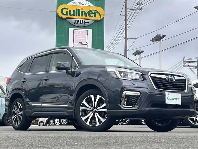 スバル フォレスター プレミアム 山口県 2018(平30)年 5.4万km ダークグレーメタリック 禁煙車/ワンオーナー/純正DIATONESOUNDビルトインナビ/フルセグTV/バックカメラ、フロントカメラ、サイドカメラ/ETC/純正ドライブレコーダー/黒本革シート/アイサイト/プリクラッシュブレーキ//アダプティブクルーズコントロール/車線中央維持・先行車追従操舵機能/車線逸脱抑制機能/AT誤発進・誤後進抑制制御/車線逸脱警報/先行車発進お知らせ/RAB(後退時自動ブレーキシステム)/アクティブ・トルク・ベクタリング/LEDヘッドライト/オートライト/ステアリング連動ヘッドライト/フロントフォグランプ/パワーリヤゲート(メモリー機能付)/前席パワーシート/運転席ポジションメモリー/全席シートヒーター/純正18インチアルミホイール/革巻きステアリング/ステアリングスイッチ/パドルシフト/ステアリングヒーター/純正フロアマット/純正ドアバイザー/電子パーキングブレーキ/オートブレーキホールド/プッシュスタート/電動格納ミラーウィンカー/アイドリングストップ/新車保証書・取扱説明書/スペアキー/記録簿R6.10