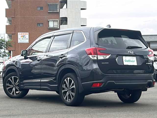 スバル フォレスター プレミアム 山口県 2018(平30)年 5.4万km ダークグレーメタリック 禁煙車/ワンオーナー/純正DIATONESOUNDビルトインナビ/フルセグTV/バックカメラ、フロントカメラ、サイドカメラ/ETC/純正ドライブレコーダー/黒本革シート/アイサイト/プリクラッシュブレーキ//アダプティブクルーズコントロール/車線中央維持・先行車追従操舵機能/車線逸脱抑制機能/AT誤発進・誤後進抑制制御/車線逸脱警報/先行車発進お知らせ/RAB(後退時自動ブレーキシステム)/アクティブ・トルク・ベクタリング/LEDヘッドライト/オートライト/ステアリング連動ヘッドライト/フロントフォグランプ/パワーリヤゲート(メモリー機能付)/前席パワーシート/運転席ポジションメモリー/全席シートヒーター/純正18インチアルミホイール/革巻きステアリング/ステアリングスイッチ/パドルシフト/ステアリングヒーター/純正フロアマット/純正ドアバイザー/電子パーキングブレーキ/オートブレーキホールド/プッシュスタート/電動格納ミラーウィンカー/アイドリングストップ/新車保証書・取扱説明書/スペアキー/記録簿R6.10