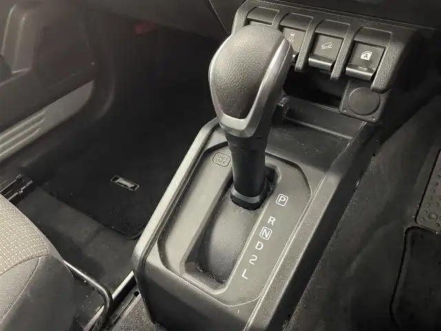 スズキ ジムニー XL 群馬県 2020(令2)年 5.5万km シルキーシルバーメタリック 純正8インチSDナビ/（フルセグTV/BT/CD/DVD/AM/FM）/‐‐‐‐‐‐‐‐‐‐‐‐　/純正８インチナビ　ＪＡＯＳ足廻りリフトアップ　ＪＡＯＳアルミホイール　ＪＡＯＳマフラー　社外ルーフキャリア　前後ドライブレコーダー　デュアルセンサーブレーキサポート　プッシュスタート　４ＷＤ　禁煙車