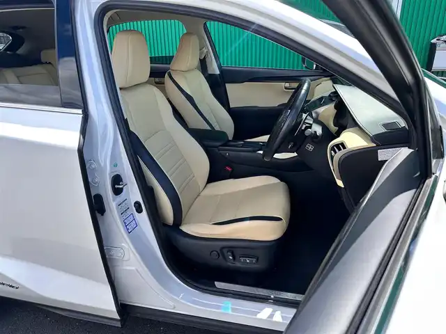 レクサス ＮＸ 300h Iパッケージ 宮城県 2015(平27)年 7.8万km ソニッククォーツ ムーンルーフ/18インチアルミホイール/プリクラッシュセーフティシステムセット/・ミリ波レーダー式プリクラッシュセーフティシステム/・レーダークルーズコントロール/パワーバックドア/コーナーセンサーセット/・クリアランスソナー/・バックソナー/AC100V/100W/＝＝＝/純正ナビ/・CD/DVD/・Blu-ray/・Bluetooth/・フルセグTV/バックモニター/サイドモニター/ビルトインETC/ドライブレコーダー/L_Texシート（合皮）/シートヒーター/ステアリングヒーター/パワーシート（運転席メモリー機能付）/革巻きステアリング/ステアリングスイッチ/パドルシフト/MTモード付AT/電動パーキングブレーキ/ブレーキホールド/角型3眼LEDヘッドランプ/LEDデイライト/オートライト/スマートキー＆プッシュスタート/スペアキー1本/カードキー/電動格納ミラー/フロアマット/トノカバー/W/サイド/ニー/カーテンエアバッグ