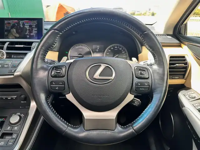 レクサス ＮＸ 300h Iパッケージ 宮城県 2015(平27)年 7.8万km ソニッククォーツ ムーンルーフ/18インチアルミホイール/プリクラッシュセーフティシステムセット/・ミリ波レーダー式プリクラッシュセーフティシステム/・レーダークルーズコントロール/パワーバックドア/コーナーセンサーセット/・クリアランスソナー/・バックソナー/AC100V/100W/＝＝＝/純正ナビ/・CD/DVD/・Blu-ray/・Bluetooth/・フルセグTV/バックモニター/サイドモニター/ビルトインETC/ドライブレコーダー/L_Texシート（合皮）/シートヒーター/ステアリングヒーター/パワーシート（運転席メモリー機能付）/革巻きステアリング/ステアリングスイッチ/パドルシフト/MTモード付AT/電動パーキングブレーキ/ブレーキホールド/角型3眼LEDヘッドランプ/LEDデイライト/オートライト/スマートキー＆プッシュスタート/スペアキー1本/カードキー/電動格納ミラー/フロアマット/トノカバー/W/サイド/ニー/カーテンエアバッグ
