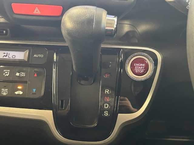 ホンダ Ｎ ＢＯＸ カスタム G ターボ Lパッケージ 静岡県 2016(平28)年 7.8万km プレミアムベルベットパープル・パール (株)IDOMが運営する【じしゃロン浜松店】の自社ローン専用車両になりますこちらは現金またはオートローンご利用時の価格です。自社ローンご希望の方は別途その旨お申付け下さい/ディーラー8インチSDナビ(VXM-165VFEi)/(Bluetooth/フルセグTV/DVD/AppleCarplay)/バックカメラ/両側パワスラ/純正ビルトインETC/クルーズコントロール/パドルシフト/アイドリングストップ/サイドビューサポートミラー/サイドアンダーミラー/ハーフレザーシート/(AllerCleanシート)/スマートキー/(スペアキー×1)/取説/保証書
