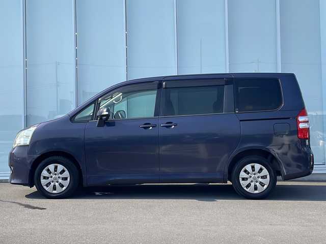 トヨタ ノア X Lセレクション 神奈川県 2011(平23)年 11.1万km ダークバイオレットマイカメタリック 片側パワースライドドア　/純正ＳＤナビＴＶ　CD/バックカメラ　/スマートキー　/純正フロアマット　/純正15インチアルミホイール　/３列シート　/キセノンヘッドライト　/ＥＴＣ　/オートエアコン　/カーテンエアバッグ/衝突被害軽減システム/ダブルエアバッグ