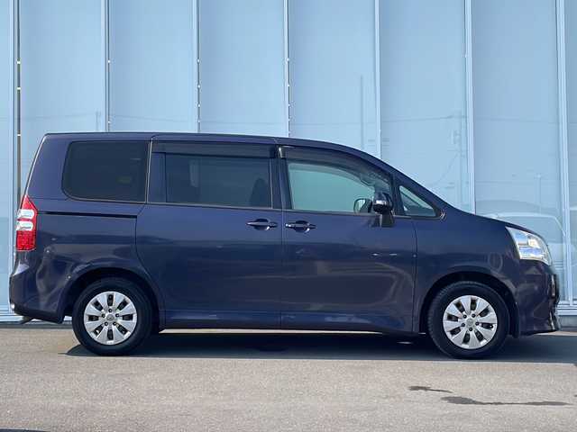 トヨタ ノア X Lセレクション 神奈川県 2011(平23)年 11.1万km ダークバイオレットマイカメタリック 片側パワースライドドア　/純正ＳＤナビＴＶ　CD/バックカメラ　/スマートキー　/純正フロアマット　/純正15インチアルミホイール　/３列シート　/キセノンヘッドライト　/ＥＴＣ　/オートエアコン　/カーテンエアバッグ/衝突被害軽減システム/ダブルエアバッグ