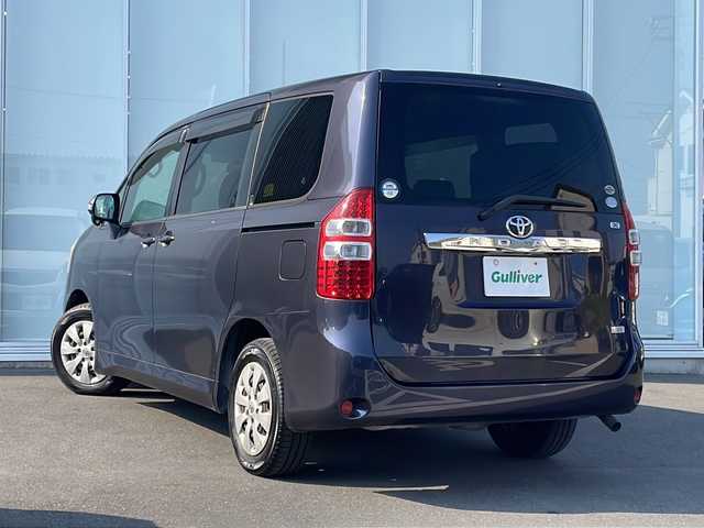 トヨタ ノア X Lセレクション 神奈川県 2011(平23)年 11.1万km ダークバイオレットマイカメタリック 片側パワースライドドア　/純正ＳＤナビＴＶ　CD/バックカメラ　/スマートキー　/純正フロアマット　/純正15インチアルミホイール　/３列シート　/キセノンヘッドライト　/ＥＴＣ　/オートエアコン　/カーテンエアバッグ/衝突被害軽減システム/ダブルエアバッグ