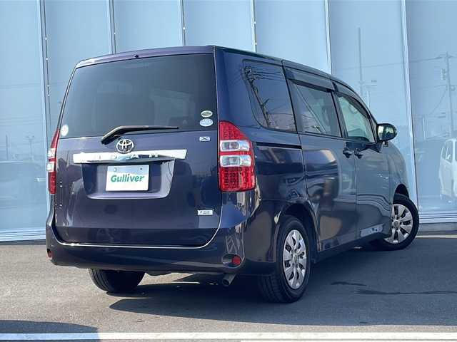 トヨタ ノア X Lセレクション 神奈川県 2011(平23)年 11.1万km ダークバイオレットマイカメタリック 片側パワースライドドア　/純正ＳＤナビＴＶ　CD/バックカメラ　/スマートキー　/純正フロアマット　/純正15インチアルミホイール　/３列シート　/キセノンヘッドライト　/ＥＴＣ　/オートエアコン　/カーテンエアバッグ/衝突被害軽減システム/ダブルエアバッグ