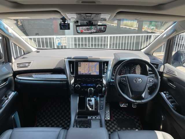 トヨタ アルファード S Cパッケージ 神奈川県 2023(令5)年 0.7万km ブラック ワンオーナー							/純正SDナビ/・DTV/ラジオ/BT					/純正フリップダウンモニター/Wムーンルーフ/デジタルインナーミラー				/バックカメラ				/レザーシート/前席シートヒーター/エアシート/前席/2列目パワーシート/N席/2列目オットマン/ToyotaSafetySense/・プリクラッシュセーフティ/・レーントレーシングアシスト/・ロードサインアシスト/・レーダークルーズコントロール/・先行車発進告知機能/・ブラインドスポットモニター/・クリアランスソナー/・パーキングサポートブレーキ	/両側パワースライドドア				/パワーバックドア/ビルトインETC2.0/ステアリングヒーター/オートマチックハイビーム	/前後ドライブレコーダー/プッシュEgスタート/ストップ	/スマートキー×2/純正LEDヘッドライト/フォグランプ/サイド/カーテン/ニーエアバック				/純正18インチAW/ターンランプ付電動格納ドアミラー				/社外フロアマット			/取扱説明書/ナビ取扱説明書	/新車時保証書