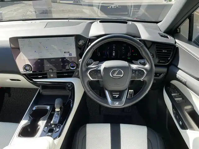 レクサス ＮＸ 350h Fスポーツ 神奈川県 2023(令5)年 1.3万km グラファイトブラックガラスフレーク ワンオーナー/パノラマルーフ/白/黒革シート/純正メモリーナビ・地デジTV/純正USB/BT/Miracast再生/パノラマモニター/ビルトインETC2.0/純正20インチAW/オレンジキャリパー/LEDライト/LEDフォグ/パワーバックドア/ルーフレール/レクサスセーフティシステム+/レーダークルーズコントロール/PCS/LDA/BSM/CTA/PKSB/RSA/コーナーセンサー/オートハイビーム/HUD/前席パワーシート/シートヒーター・エアシート/ステアリングヒーター/パドルシフト/AC100V/プッシュスタート/スマートキー×2・カードキー×1/R5/6/7年ディーラー整備記録/保証書・ユーザーガイドあり