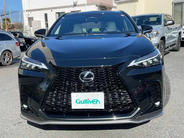 レクサス ＮＸ 350h Fスポーツ 神奈川県 2023(令5)年 1.3万km グラファイトブラックガラスフレーク ワンオーナー/パノラマルーフ/白/黒革シート/純正メモリーナビ・地デジTV/純正USB/BT/Miracast再生/パノラマモニター/ビルトインETC2.0/純正20インチAW/オレンジキャリパー/LEDライト/LEDフォグ/パワーバックドア/ルーフレール/レクサスセーフティシステム+/レーダークルーズコントロール/PCS/LDA/BSM/CTA/PKSB/RSA/コーナーセンサー/オートハイビーム/HUD/前席パワーシート/シートヒーター・エアシート/ステアリングヒーター/パドルシフト/AC100V/プッシュスタート/スマートキー×2・カードキー×1/R5/6/7年ディーラー整備記録/保証書・ユーザーガイドあり