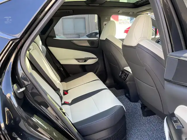 レクサス ＮＸ 350h Fスポーツ 神奈川県 2023(令5)年 1.3万km グラファイトブラックガラスフレーク ワンオーナー/パノラマルーフ/白/黒革シート/純正メモリーナビ・地デジTV/純正USB/BT/Miracast再生/パノラマモニター/ビルトインETC2.0/純正20インチAW/オレンジキャリパー/LEDライト/LEDフォグ/パワーバックドア/ルーフレール/レクサスセーフティシステム+/レーダークルーズコントロール/PCS/LDA/BSM/CTA/PKSB/RSA/コーナーセンサー/オートハイビーム/HUD/前席パワーシート/シートヒーター・エアシート/ステアリングヒーター/パドルシフト/AC100V/プッシュスタート/スマートキー×2・カードキー×1/R5/6/7年ディーラー整備記録/保証書・ユーザーガイドあり
