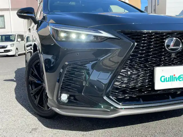レクサス ＮＸ 350h Fスポーツ 神奈川県 2023(令5)年 1.3万km グラファイトブラックガラスフレーク ワンオーナー/パノラマルーフ/白/黒革シート/純正メモリーナビ・地デジTV/純正USB/BT/Miracast再生/パノラマモニター/ビルトインETC2.0/純正20インチAW/オレンジキャリパー/LEDライト/LEDフォグ/パワーバックドア/ルーフレール/レクサスセーフティシステム+/レーダークルーズコントロール/PCS/LDA/BSM/CTA/PKSB/RSA/コーナーセンサー/オートハイビーム/HUD/前席パワーシート/シートヒーター・エアシート/ステアリングヒーター/パドルシフト/AC100V/プッシュスタート/スマートキー×2・カードキー×1/R5/6/7年ディーラー整備記録/保証書・ユーザーガイドあり