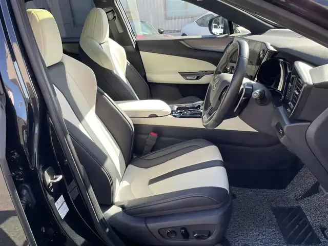 レクサス ＮＸ 350h Fスポーツ 神奈川県 2023(令5)年 1.3万km グラファイトブラックガラスフレーク ワンオーナー/パノラマルーフ/白/黒革シート/純正メモリーナビ・地デジTV/純正USB/BT/Miracast再生/パノラマモニター/ビルトインETC2.0/純正20インチAW/オレンジキャリパー/LEDライト/LEDフォグ/パワーバックドア/ルーフレール/レクサスセーフティシステム+/レーダークルーズコントロール/PCS/LDA/BSM/CTA/PKSB/RSA/コーナーセンサー/オートハイビーム/HUD/前席パワーシート/シートヒーター・エアシート/ステアリングヒーター/パドルシフト/AC100V/プッシュスタート/スマートキー×2・カードキー×1/R5/6/7年ディーラー整備記録/保証書・ユーザーガイドあり