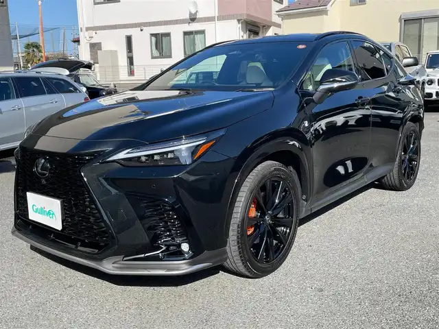 レクサス ＮＸ 350h Fスポーツ 神奈川県 2023(令5)年 1.3万km グラファイトブラックガラスフレーク ワンオーナー/パノラマルーフ/白/黒革シート/純正メモリーナビ・地デジTV/純正USB/BT/Miracast再生/パノラマモニター/ビルトインETC2.0/純正20インチAW/オレンジキャリパー/LEDライト/LEDフォグ/パワーバックドア/ルーフレール/レクサスセーフティシステム+/レーダークルーズコントロール/PCS/LDA/BSM/CTA/PKSB/RSA/コーナーセンサー/オートハイビーム/HUD/前席パワーシート/シートヒーター・エアシート/ステアリングヒーター/パドルシフト/AC100V/プッシュスタート/スマートキー×2・カードキー×1/R5/6/7年ディーラー整備記録/保証書・ユーザーガイドあり