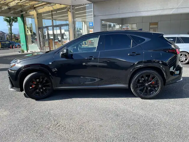 レクサス ＮＸ 350h Fスポーツ 神奈川県 2023(令5)年 1.3万km グラファイトブラックガラスフレーク ワンオーナー/パノラマルーフ/白/黒革シート/純正メモリーナビ・地デジTV/純正USB/BT/Miracast再生/パノラマモニター/ビルトインETC2.0/純正20インチAW/オレンジキャリパー/LEDライト/LEDフォグ/パワーバックドア/ルーフレール/レクサスセーフティシステム+/レーダークルーズコントロール/PCS/LDA/BSM/CTA/PKSB/RSA/コーナーセンサー/オートハイビーム/HUD/前席パワーシート/シートヒーター・エアシート/ステアリングヒーター/パドルシフト/AC100V/プッシュスタート/スマートキー×2・カードキー×1/R5/6/7年ディーラー整備記録/保証書・ユーザーガイドあり