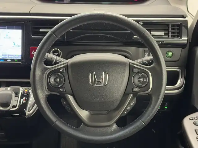 ホンダ ステップワゴン スパーダ eHEV G EXホンダS 三重県 2020(令2)年 2.7万km プラチナホワイトパール ハイブリッド/FF/インパネCVT/純正 9インチナビ VXM-207VFNi/（FM/AM/CD/DVD/TV/SD/Music Rack/USB/iPod/Bluetooth/HDMI/CarPlay）/バックカメラ/両側パワースライドドア/ドライブレコーダー 前後（前方のみナビ連動）/ビルトイン ETC2.0/Honda SENSING/・衝突軽減ブレーキ［CMBS］/・車線維持支援システム［LKAS］/・アダプティブクルーズコントロール［ACC］/・路外逸脱抑制機能/・標識認識機能/・先行車発進お知らせ機能/・パーキングセンサーシステム/装備/・ハーフレザーシート/・シートヒーター（D/N）/・トリプルゾーン・フルオートエアコン（左右＆後席）/・電子パーキングブレーキ＋ブレーキホールド機能/・オートライト/・LED ヘッドライト＋フロントフォグライト/・ステアリングスイッチ/・プッシュスタート/・純正16inAW/・取/ナビ取/・スマートキーx1