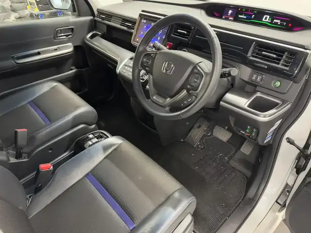 ホンダ ステップワゴン スパーダ eHEV G EXホンダS 三重県 2020(令2)年 2.7万km プラチナホワイトパール ハイブリッド/FF/インパネCVT/純正 9インチナビ VXM-207VFNi/（FM/AM/CD/DVD/TV/SD/Music Rack/USB/iPod/Bluetooth/HDMI/CarPlay）/バックカメラ/両側パワースライドドア/ドライブレコーダー 前後（前方のみナビ連動）/ビルトイン ETC2.0/Honda SENSING/・衝突軽減ブレーキ［CMBS］/・車線維持支援システム［LKAS］/・アダプティブクルーズコントロール［ACC］/・路外逸脱抑制機能/・標識認識機能/・先行車発進お知らせ機能/・パーキングセンサーシステム/装備/・ハーフレザーシート/・シートヒーター（D/N）/・トリプルゾーン・フルオートエアコン（左右＆後席）/・電子パーキングブレーキ＋ブレーキホールド機能/・オートライト/・LED ヘッドライト＋フロントフォグライト/・ステアリングスイッチ/・プッシュスタート/・純正16inAW/・取/ナビ取/・スマートキーx1
