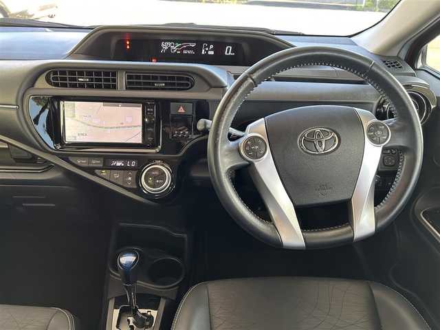 トヨタ アクア G ブラックソフトレザーセレ 長崎県 2015(平27)年 6.7万km スーパーレッドⅤ ワンオーナー/取扱説明書/純正SDナビ(AM/FM/BTフルセグTV)/プッシュスタート/スマートキー/ETC/ステアリングスイッチ/革巻きステアリング/追従無しクルーズコントロール/ドライブモードセレクト/前席シートヒーター/手動光軸調整ダイヤル/オートライト/電格ミラー/ドアバイザー/純正フロアマット/ABS/VSC/イモビライザーシステム/車両接近通報/SRSダブルエアバッグ/ISOFIX/ナノイー