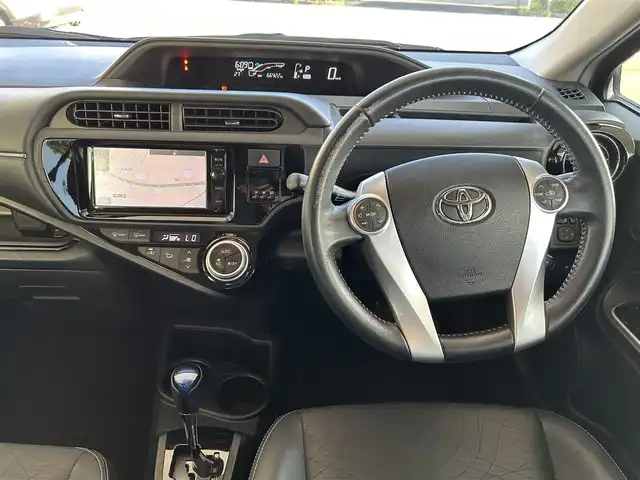トヨタ アクア G ブラックソフトレザーセレ 長崎県 2015(平27)年 6.7万km スーパーレッドⅤ ワンオーナー/取扱説明書/純正SDナビ(AM/FM/BTフルセグTV)/プッシュスタート/スマートキー/ETC/ステアリングスイッチ/革巻きステアリング/追従無しクルーズコントロール/ドライブモードセレクト/前席シートヒーター/手動光軸調整ダイヤル/オートライト/電格ミラー/ドアバイザー/純正フロアマット/ABS/VSC/イモビライザーシステム/車両接近通報/SRSダブルエアバッグ/ISOFIX/ナノイー