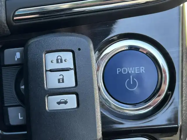 トヨタ クラウン ハイブリッド アスリートG 静岡県 2018(平30)年 5.7万km ホワイトパールクリスタルシャイン サンルーフ/トヨタセーフティーセンス/・プリクラッシュセーフティシステム/・レーンディパーチャーアラート/・アダプティブハイビームシステム/・オートマチックハイビーム/・レーダークルーズコントロール/純正8インチナビ/FM/AM/CD/DVD/Blue-ray/Bluetooth/ブラインドスポットモニター/ハンドルヒーター/レザーシート/前席シートヒーター/前席エアシート/バックカメラ/純正17AW/ビルトインETC2.0