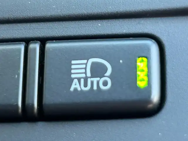 トヨタ クラウン ハイブリッド アスリートG 静岡県 2018(平30)年 5.7万km ホワイトパールクリスタルシャイン サンルーフ/トヨタセーフティーセンス/・プリクラッシュセーフティシステム/・レーンディパーチャーアラート/・アダプティブハイビームシステム/・オートマチックハイビーム/・レーダークルーズコントロール/純正8インチナビ/FM/AM/CD/DVD/Blue-ray/Bluetooth/ブラインドスポットモニター/ハンドルヒーター/レザーシート/前席シートヒーター/前席エアシート/バックカメラ/純正17AW/ビルトインETC2.0