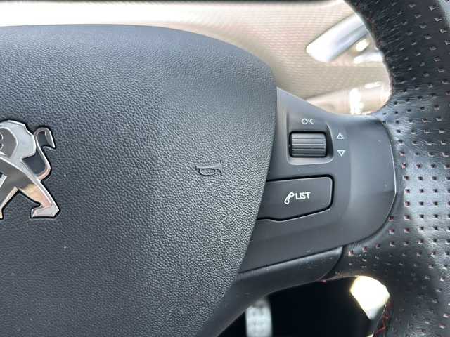 プジョー ２００８ GTライン 東京都 2016(平28)年 6.3万km ルージュトルマリン 社外フルセグナビ（CNZU510DXA）/（Bluetooth/USB/iPod/AUX）/ドライブレコーダー（前後）/純正フロアマット/純正17インチアルミホイール/ルーフレール/コーナーセンサー（後ろのみ）/横滑り防止装置/レーンアシスト/ダウンヒルアシストコントロール/リモコンキー/スペアキー１本/保証書/取説書