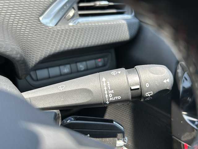 プジョー ２００８ GTライン 東京都 2016(平28)年 6.3万km ルージュトルマリン 社外フルセグナビ（CNZU510DXA）/（Bluetooth/USB/iPod/AUX）/ドライブレコーダー（前後）/純正フロアマット/純正17インチアルミホイール/ルーフレール/コーナーセンサー（後ろのみ）/横滑り防止装置/レーンアシスト/ダウンヒルアシストコントロール/リモコンキー/スペアキー１本/保証書/取説書