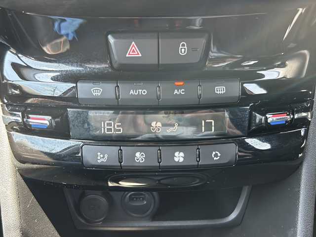 プジョー ２００８ GTライン 東京都 2016(平28)年 6.3万km ルージュトルマリン 社外フルセグナビ（CNZU510DXA）/（Bluetooth/USB/iPod/AUX）/ドライブレコーダー（前後）/純正フロアマット/純正17インチアルミホイール/ルーフレール/コーナーセンサー（後ろのみ）/横滑り防止装置/レーンアシスト/ダウンヒルアシストコントロール/リモコンキー/スペアキー１本/保証書/取説書