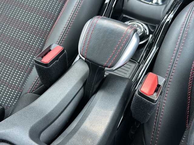 プジョー ２００８ GTライン 東京都 2016(平28)年 6.3万km ルージュトルマリン 社外フルセグナビ（CNZU510DXA）/（Bluetooth/USB/iPod/AUX）/ドライブレコーダー（前後）/純正フロアマット/純正17インチアルミホイール/ルーフレール/コーナーセンサー（後ろのみ）/横滑り防止装置/レーンアシスト/ダウンヒルアシストコントロール/リモコンキー/スペアキー１本/保証書/取説書