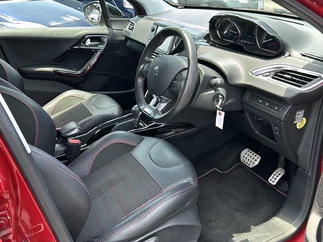 プジョー ２００８ GTライン 東京都 2016(平28)年 6.3万km ルージュトルマリン 社外フルセグナビ（CNZU510DXA）/（Bluetooth/USB/iPod/AUX）/ドライブレコーダー（前後）/純正フロアマット/純正17インチアルミホイール/ルーフレール/コーナーセンサー（後ろのみ）/横滑り防止装置/レーンアシスト/ダウンヒルアシストコントロール/リモコンキー/スペアキー１本/保証書/取説書