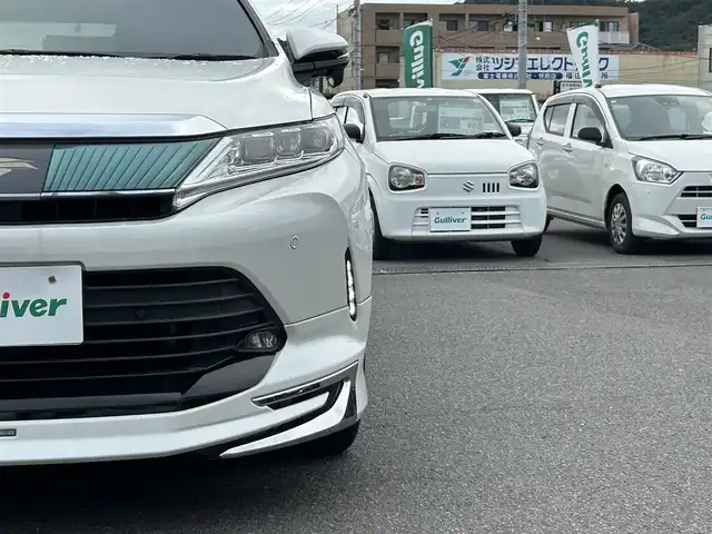 トヨタ ハリアー プレミアム 広島県 2018(平30)年 10.1万km ホワイトパールクリスタルシャイン 衝突軽減ブレーキ/レーンディパーチャーアラーム/純正SDナビ/地デジTV/【NSZT-Y66T】/純正CD/DVD/SD/Bluetooth/バックカメラ/社外USB端子/モデリスタエアロ/純正18インチアルミ/パワーバックドア/サンルーフ/スマートキー/ハーフレザーシート/運転席パワーシート/前後コーナーセンサー/ドライブレコーダー/ウッドコンビステア/電格ウィンカーミラー/ビルトインETC/トノカバー/保証書/取扱説明書/スペアキー（スマートキー）/純正フロアマット