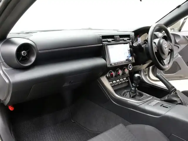 トヨタ ＧＲ８６ SZ 三重県 2023(令5)年 1.7万km クリスタルホワイトパール KENWOOD 9インチメモリナビ・地デジTV/・DVD/CD/・Bluetooth/バックカメラ/コムテック前後ドライブレコーダー/クルーズコントロール/ETC/純正17インチ5本V字スポーク切削光輝ブラック塗装アルミホイール/シルバー加飾付フルLEDヘッドランプ/・オートライト/プッシュエンジンスタート/スマートキー×2