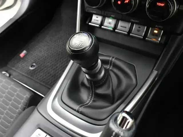 トヨタ ＧＲ８６ SZ 三重県 2023(令5)年 1.7万km クリスタルホワイトパール KENWOOD 9インチメモリナビ・地デジTV/・DVD/CD/・Bluetooth/バックカメラ/コムテック前後ドライブレコーダー/クルーズコントロール/ETC/純正17インチ5本V字スポーク切削光輝ブラック塗装アルミホイール/シルバー加飾付フルLEDヘッドランプ/・オートライト/プッシュエンジンスタート/スマートキー×2