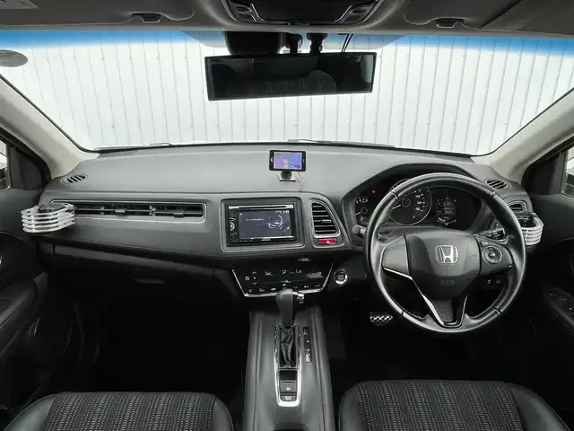 ホンダ ヴェゼル S 滋賀県 2014(平26)年 12.9万km ホワイトオーキッドパール ワンオーナー/社外ナビ/・CD/DVD/革巻きステアリング/ステアリングリモコン/パドルシフト/前後ドライブレコーダー/ETC/クルーズコントロール/前席シートヒーター/ハーフレザーシート/レーダー探知機/無限フロアマット/LEDオートライト/フォグライト/シティブレーキアクティブシステム/シートリフター/電動格納ミラー/スマートキー/スペアキー
